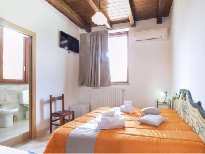 Apartment Apartment near Mount Etna with Hot Tub - Features photo 21