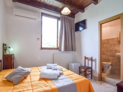 Apartment Apartment near Mount Etna with Hot Tub - Features photo 22