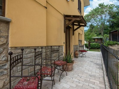 Apartment Chic Apartment with Outdoor Serenity - Outdoor photo 3