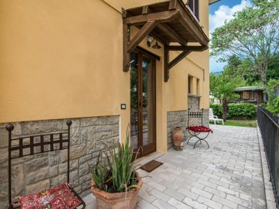 Apartment Chic Apartment with Outdoor Serenity - Features photo 12