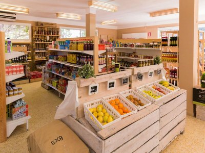 caravan Shaded Mobile Home Escape - Outdoor photo 25