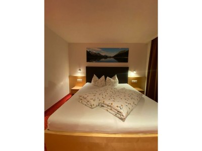 Holiday room Doppelzimmer Pistenblick Zimmer 1 mit HP - Features photo 13