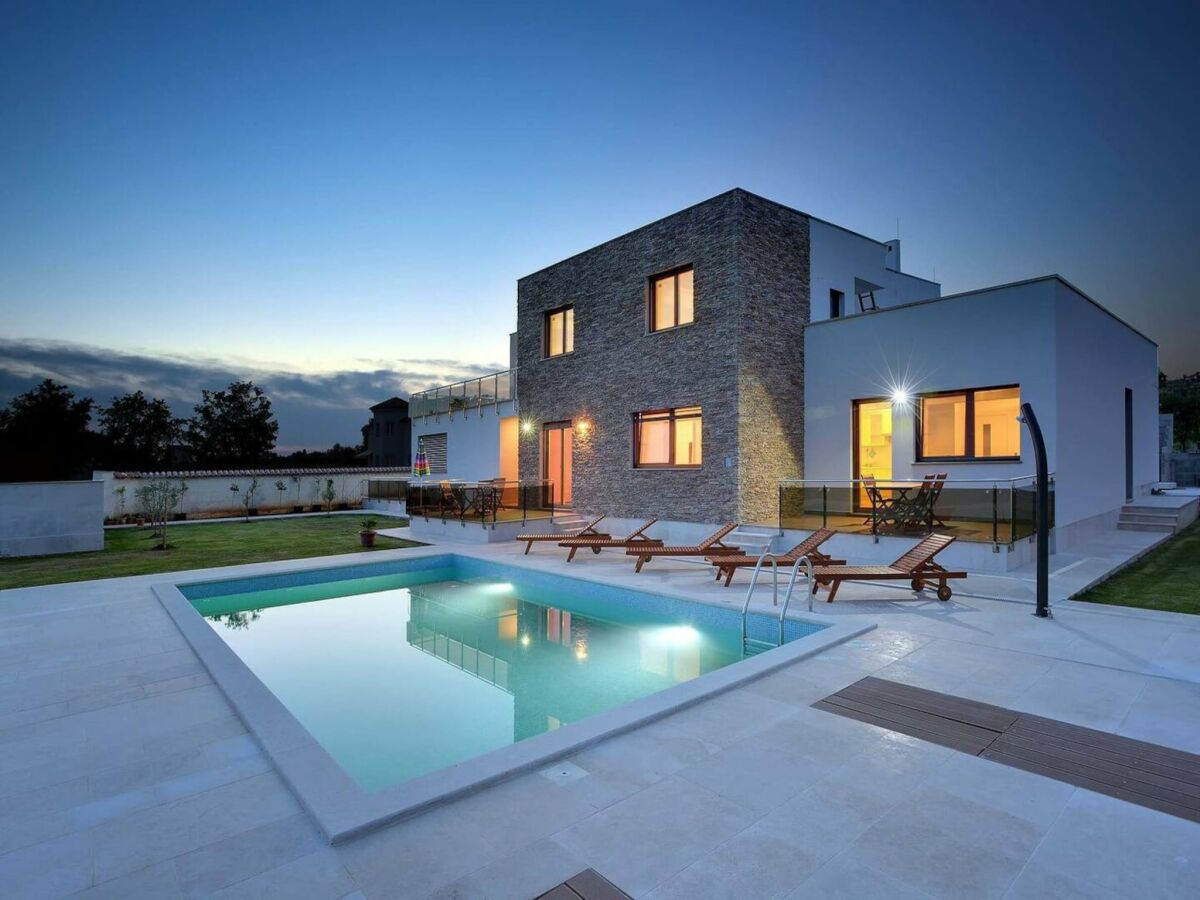 Villa Attic apartment with balcony in Medulin