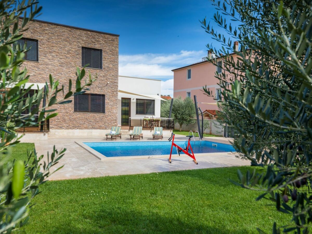 Villa Attic apartment with balcony in Medulin - Outdoor photo 4