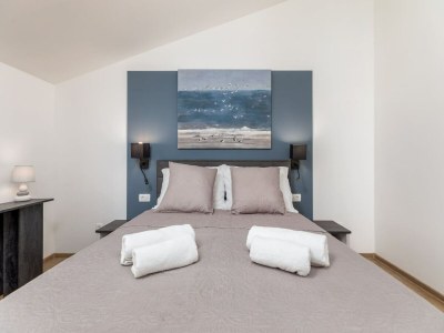 Apartment Apartment in Valbandon near Beach & Pool - Features photo 11