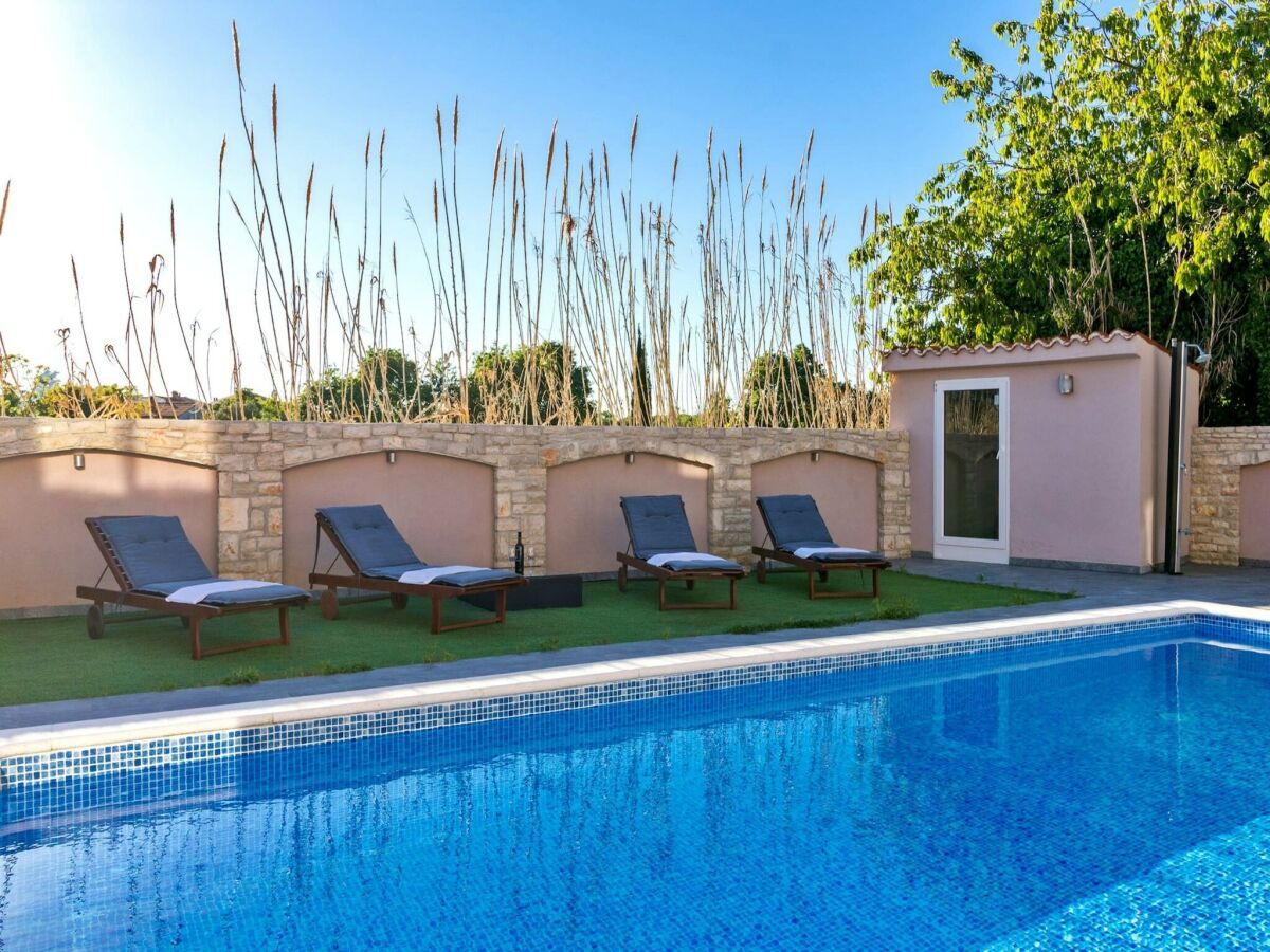 Villa Spacious villa in Pula with heated pool