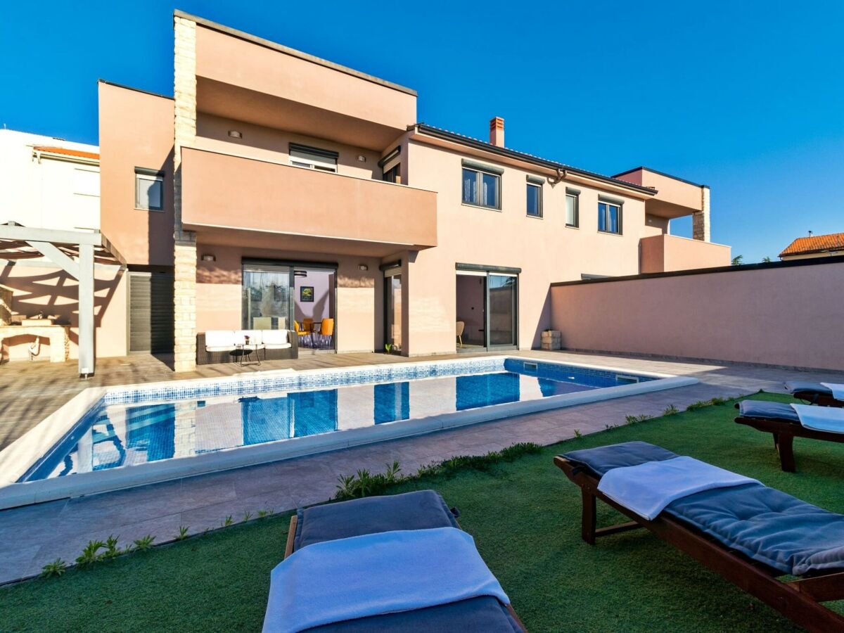 Villa Spacious villa in Pula with heated pool - Outdoor photo 2