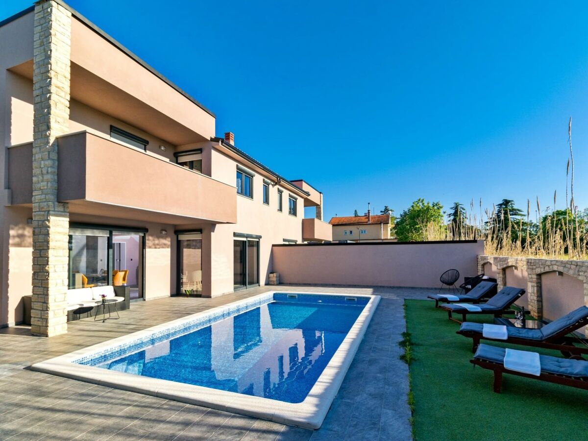 Villa Spacious villa in Pula with heated pool - Outdoor photo 5