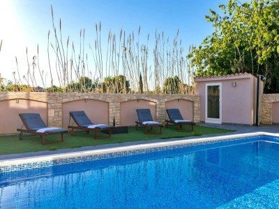 Villa Spacious villa in Pula with heated pool in Valbandon - Villa