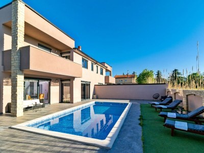 Villa Spacious villa in Pula with heated pool - Outdoor photo 5
