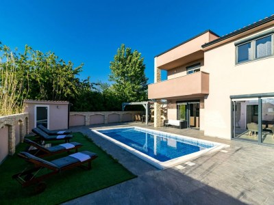 Villa Spacious villa in Pula with heated pool - Outdoor photo 8