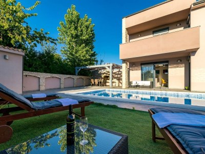 Villa Spacious villa in Pula with heated pool - Outdoor photo 9