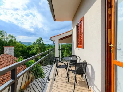 Apartment Spacious Apartment in Markoci - Outdoor photo 3