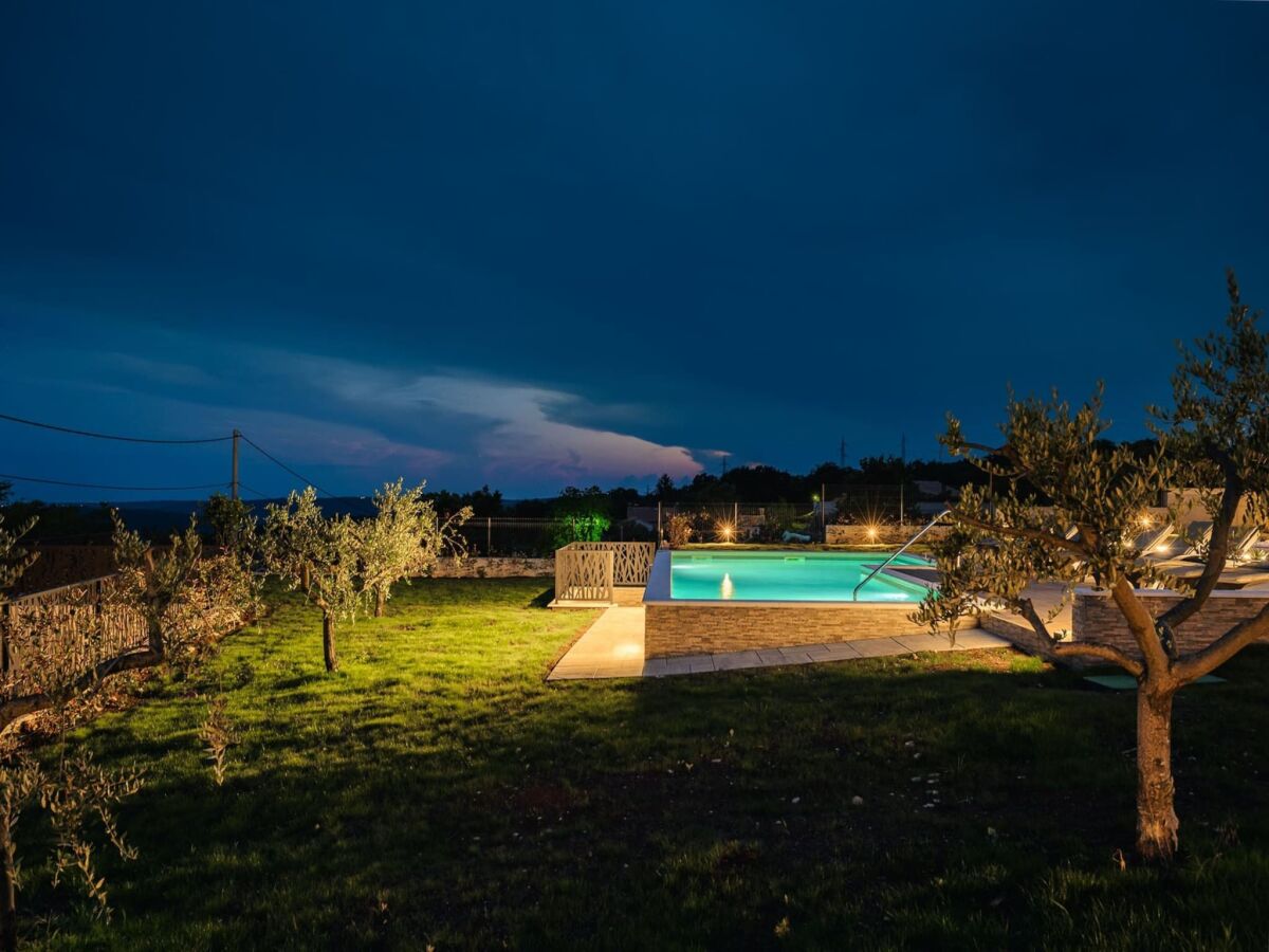 Villa Luxuriöse Villa mit Pool in Sveti Bartul - Outdoor photo 3