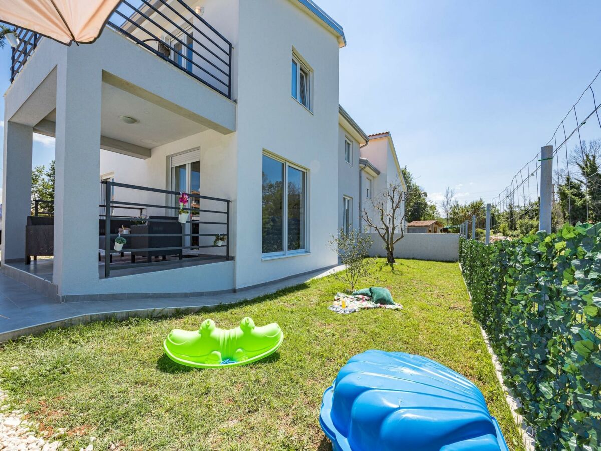 Villa Modernes Rscape mit Pool