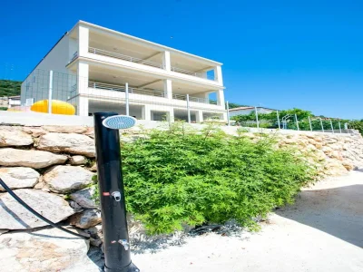 House boat Apartment in Supetarska Draga by the Beach in Supetarska Draga - House boat