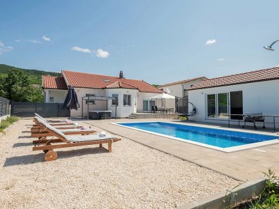 Holiday house Ana with pool und jacuzzi - Outdoor photo 9