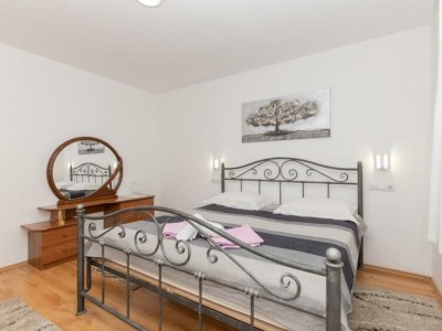 Holiday house Ana with pool und jacuzzi - Features photo 22