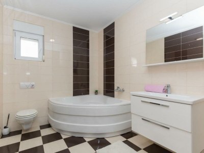 Holiday house Ana with pool und jacuzzi - Features photo 28