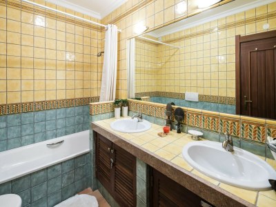 Holiday house Holiday home in Benagil with communal pool - Features photo 18