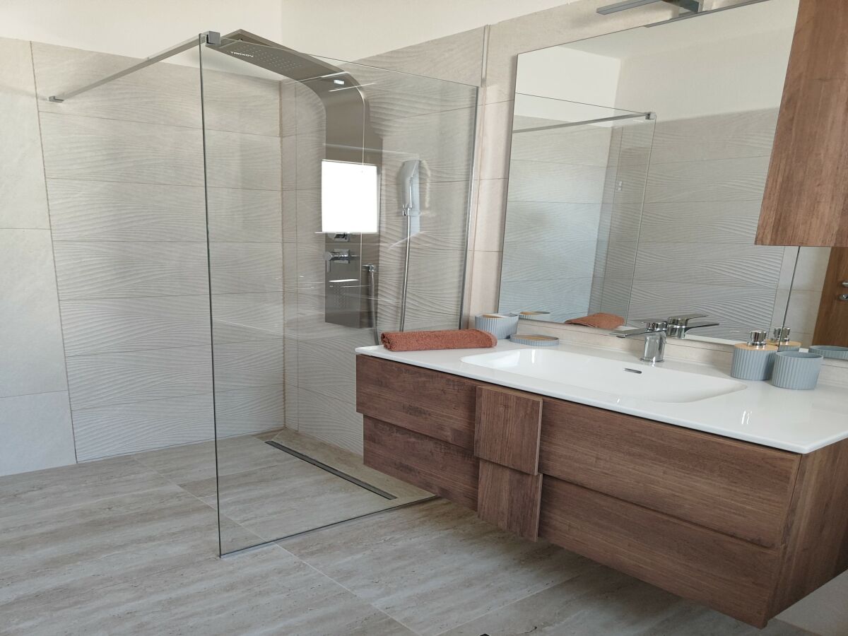 Apartment Wohnung mit Pool in Karlobag - Features photo 2