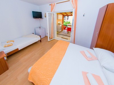 Apartment Apartments Anita-Triple room with terrace - Features photo 6