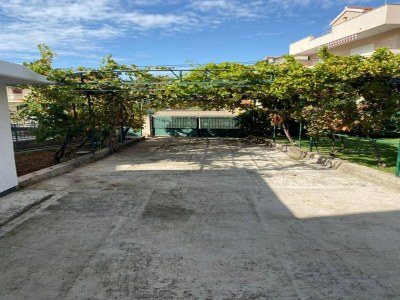 Apartment Spacious apartment in Brodarica with garden - Outdoor photo 3