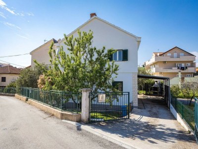 Apartment Spacious apartment in Brodarica with garden - Outdoor photo 6