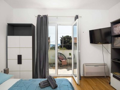 Apartment Spacious apartment in Brodarica with garden - Features photo 7