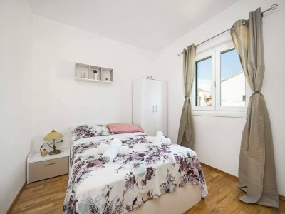 Apartment Spacious apartment in Brodarica with garden - Features photo 8