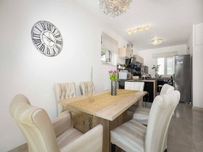 Apartment Spacious apartment in Brodarica with garden - Features photo 9