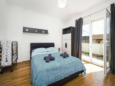 Apartment Spacious apartment in Brodarica with garden - Features photo 11