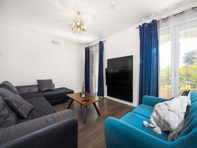 Apartment Spacious apartment in Brodarica with garden - Features photo 12