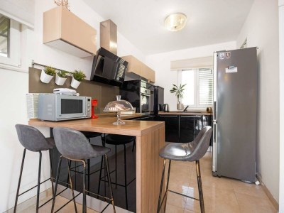 Apartment Spacious apartment in Brodarica with garden - Features photo 14