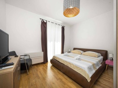 Apartment Spacious apartment in Brodarica with garden - Features photo 19