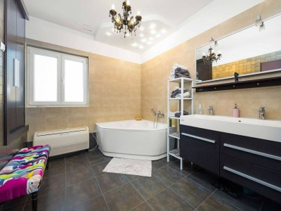 Apartment Spacious apartment in Brodarica with garden - Features photo 20