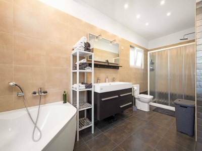 Apartment Spacious apartment in Brodarica with garden - Features photo 21