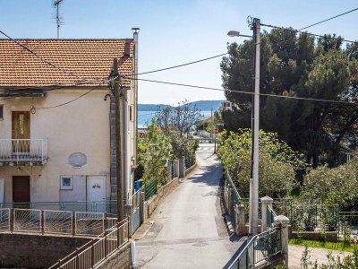 Apartment Spacious apartment in Brodarica with garden - Environment photo 24