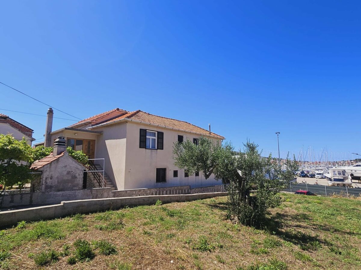 Apartment Three-bedroom apartment in Murter