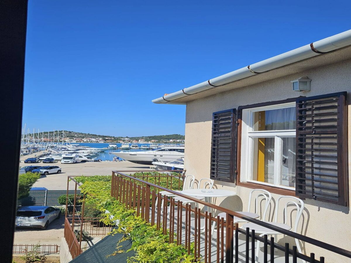 Apartment Three-bedroom apartment in Murter - Outdoor photo 2