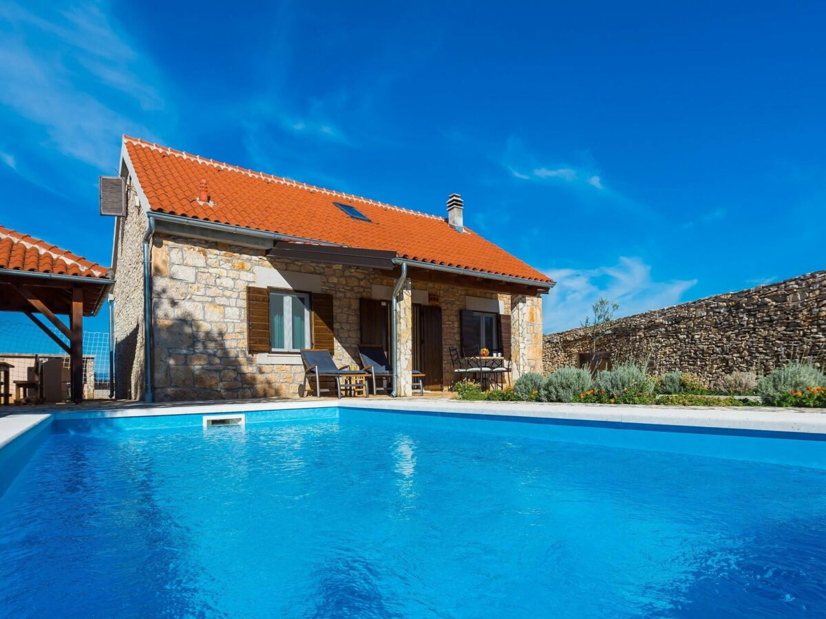 Holiday house Haus mit drei Schlafzimmern und Swimmingpool