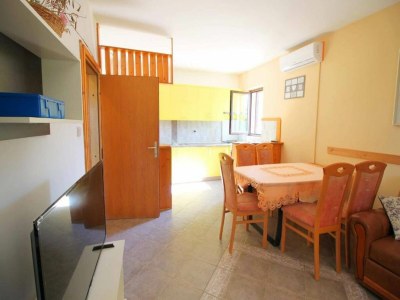 Apartment Apartment in Dinjiška by the Beach - Features photo 11