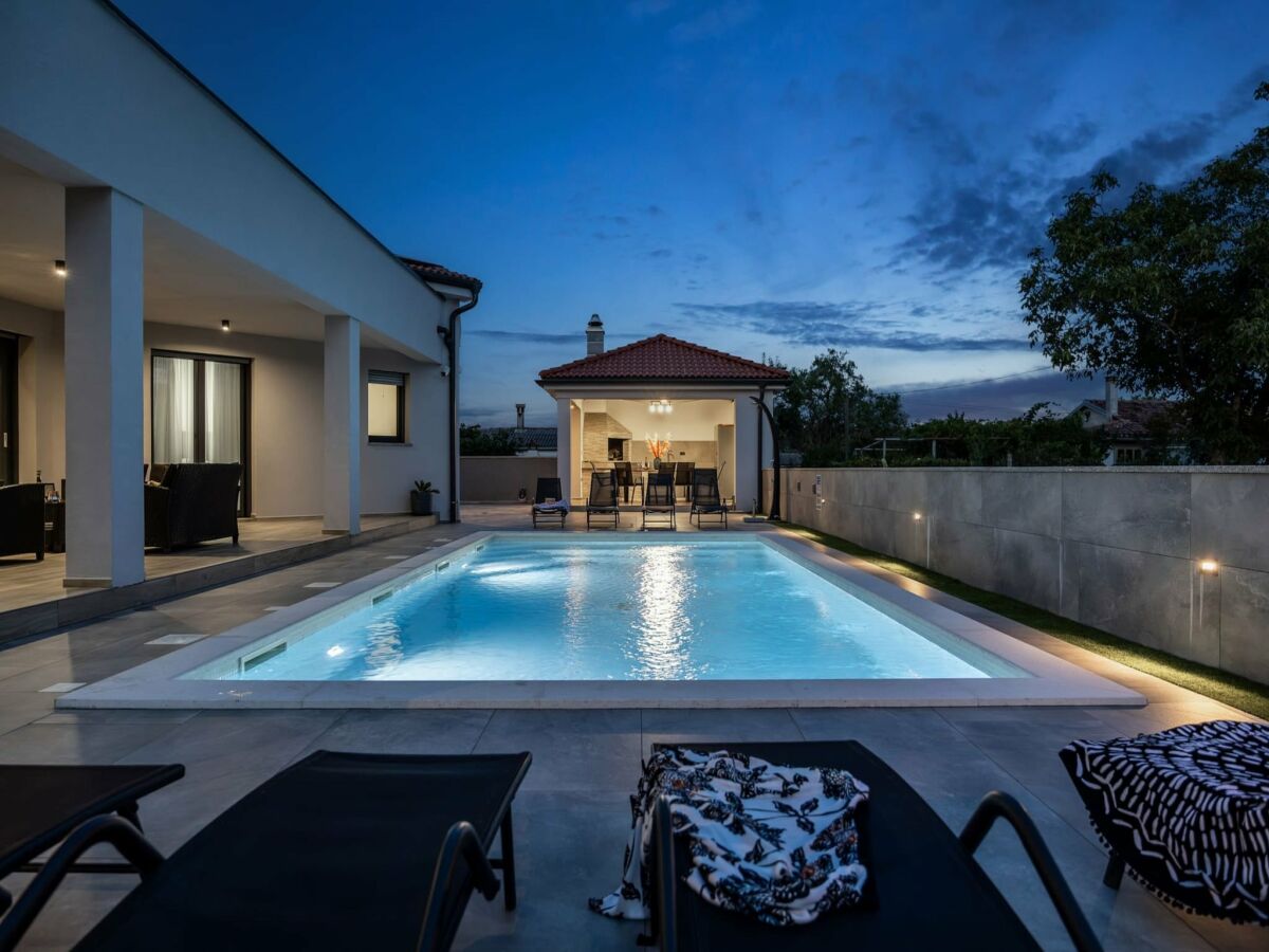 Villa Villa with Private Illuminated Pool - Outdoor photo 2
