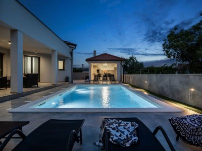 Villa Villa with Private Illuminated Pool - Outdoor photo 2