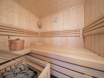 Holiday park Chalet Retreat with Terrace & Sauna - Outdoor photo 34