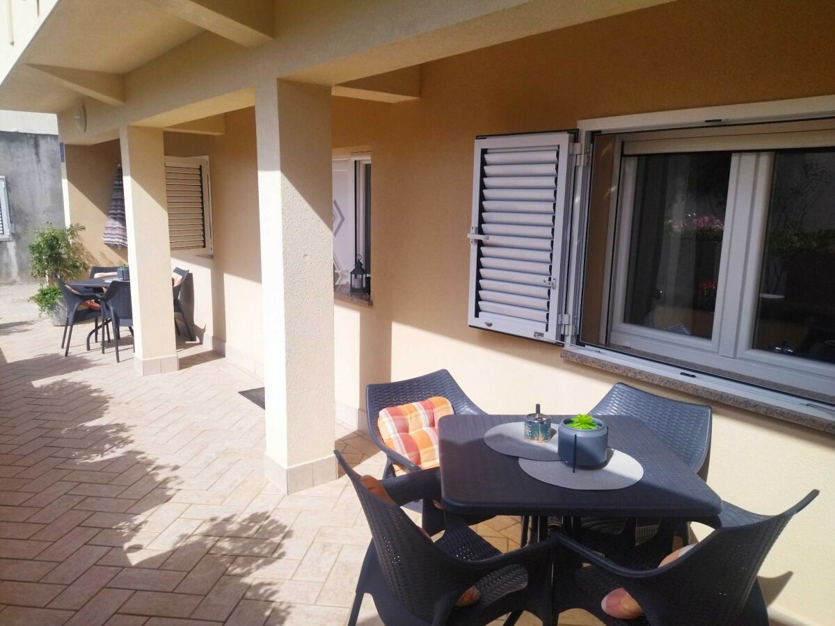 Apartment Charming One Bedroom Apartment Povljana - One Bedroom Apartment - Outdoor photo 4