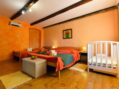 Holiday house Three Bedroom Holiday Home with Private Pool - Features photo 18