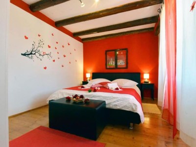 Holiday house Three Bedroom Holiday Home with Private Pool - Features photo 23