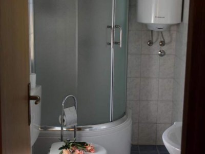 Holiday house Three Bedroom Holiday Home with Private Pool - Features photo 25