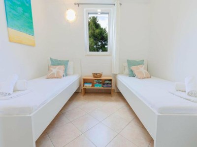 Apartment Lumbarda Resort Apartments - Comfort Two-Bedroom Apartment  D5 - Features photo 16